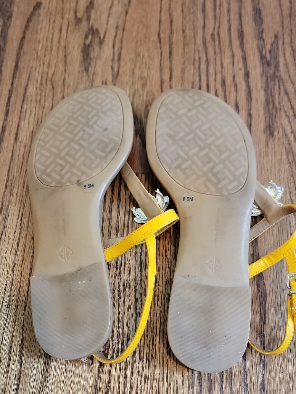 Antonio Melani Sandals Yellow With Jewel Encrusted Bee Size 8.5 Very Good - Picture 7 of 7